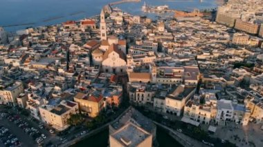 Bari, Italya eski kentinde kilise çatısı üzerinde uçan