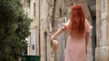 Mutlu kadın turist gülüyor ve eski Avrupa şehir sokakta fırtınası.