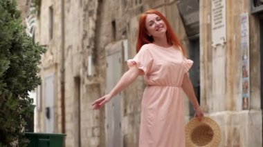 Mutlu kadın turist gülüyor ve eski Avrupa şehir sokakta fırtınası.