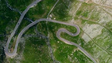 Transilvanya Karpatya, Romanya 'daki Transfagaras dağ yolunun hava görüntüsü