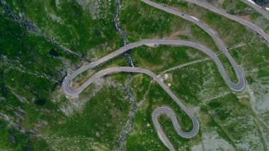 Transilvanya Karpatya, Romanya 'daki Transfagaras dağ yolunun hava görüntüsü