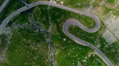 Romanya 'da havadan görünüm sargı dağ yolu, yükselmek