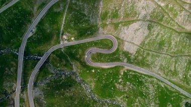 Romanya 'da havadan görünüm sarma dağ yolu, kamera rotasyonu