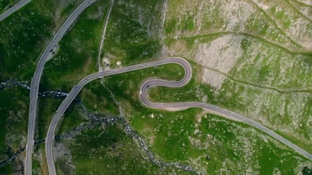 Widok z lotu ptaka kręty górskiej drogi w Rumunii, obrót kamery — Wideo stockowe
