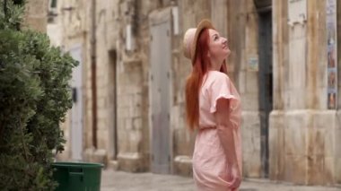 Genç kadın turist Italya eski şehir sokakları inceliyor, yakın yukarı