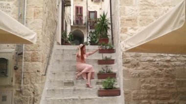 Mutlu kadın turist eski şehir, Italya, Puglia sokaklarında selfie alır