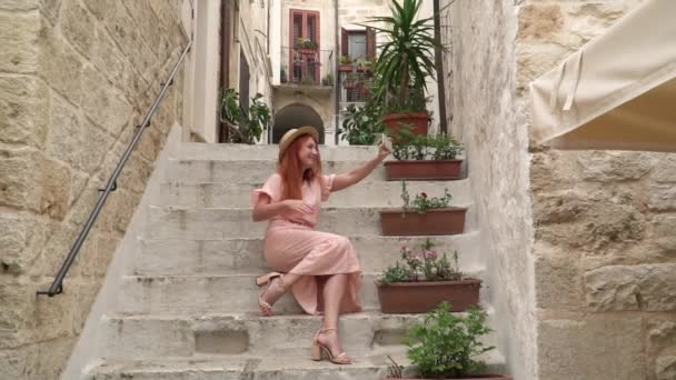 Mujer feliz turista toma selfie en las calles de la ciudad vieja, Italia, Puglia — Vídeos de Stock