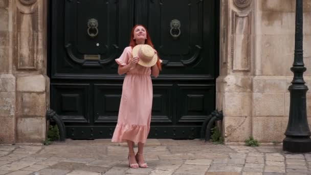 Jeune touriste féminine examine les rues de la vieille ville en Italie, gros plan — Video