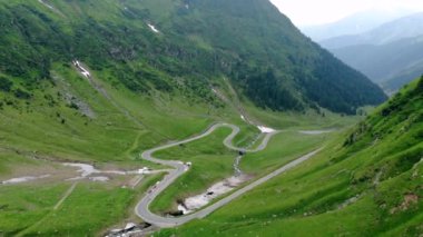 Romanya'da havadan görünümü dolambaçlı dağ yolu, bulutlu bir gün