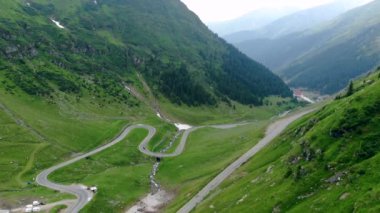 Romanya'da havadan görünümü dolambaçlı dağ yolu, bulutlu bir gün
