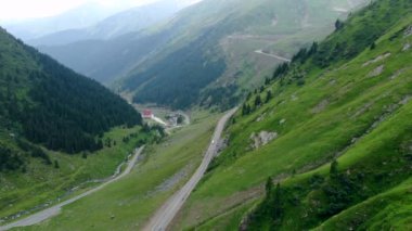 Romanya 'da havadan görünüm sargı dağ yolu, yükselmek