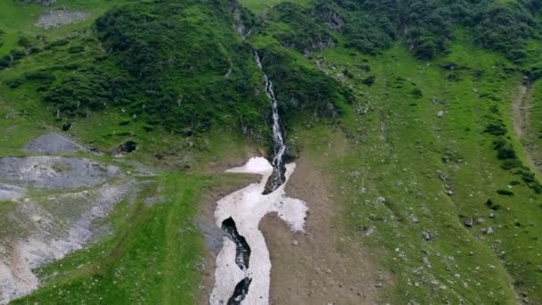 Вид с воздуха на реку и водопад в горах Румынии, Transfagaras — стоковое видео