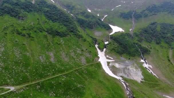 Flygvy över floden och vattenfall i bergen i Rumänien, Transfagaras — Stockvideo