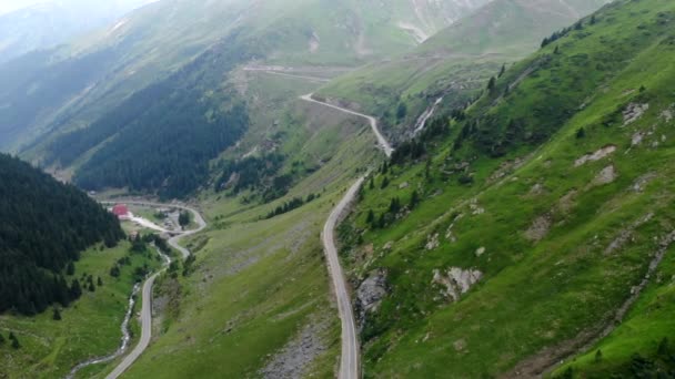 ルーマニアの山道を曲がりくねった山道の航空写真、曇りの日 — ストック動画