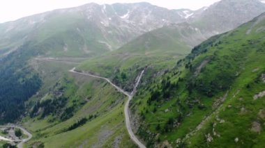 Romanya 'da havadan görünüm sarma dağ yolu, kamera rotasyonu