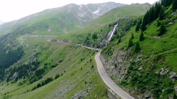 Vuelo sobre carretera entre altas montañas de Transilvania, día nublado — Vídeo de stock