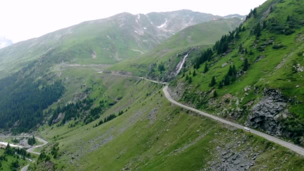 Flug über die Straße zwischen hohen Bergen Siebenbürgens, bewölkter Tag — Stockvideo