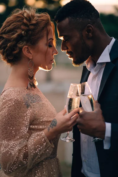 Ellerinde gözlüklü iki sevgili şefkatle birbirlerine yaslandı, yakın çekim