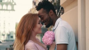 Avrupa şehirlerinin sokaklarında ayakta ve şefkatle sarılma aşık genç çift