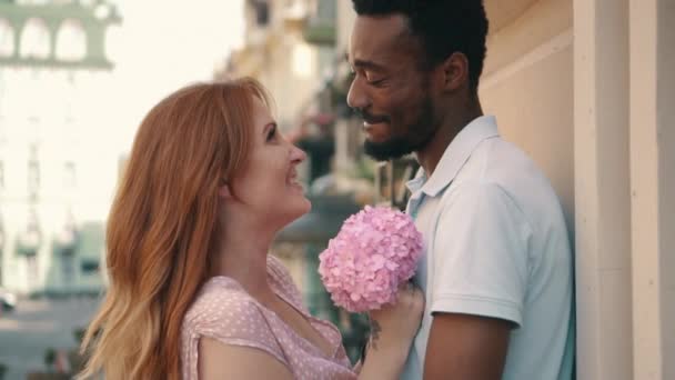 Close-up de jovem casal de amantes ternamente beijando na rua da cidade — Vídeo de Stock