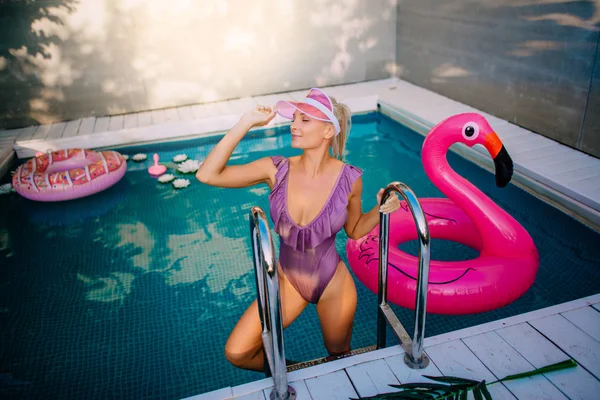 Młoda kobieta cieszy się relaksującą stojąc w basenie — Zdjęcie stockowe