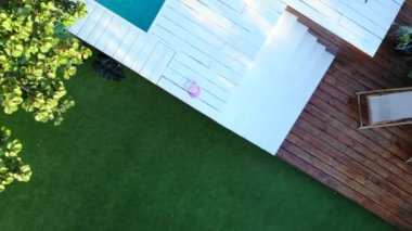 Üst tenli genç kadın havuzda havuzda hava şiltesinde yüzüyor