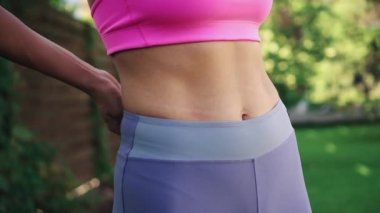 Bel ölçüsüne bantla yakın kadın elleri, zayıflama konsepti