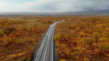 Sonbahar manzarası, İzlanda, ulusal park Thingvellir 'de, hava manzaralı bir otobüs yol boyunca ilerliyor.