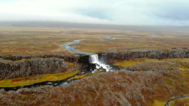 İzlanda 'da sonbahar manzarası, şelaleli kayalık kanyon, Thingvellir