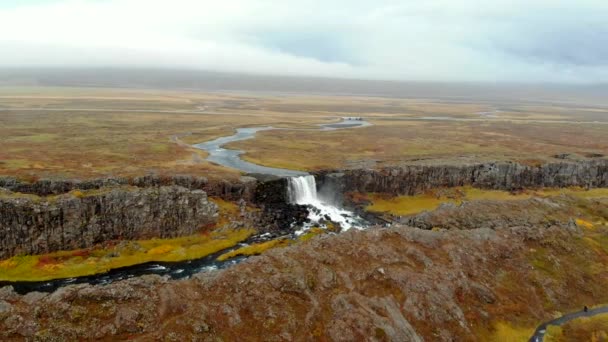 Widok z lotu ptaka jesienny krajobraz Islandii, skalisty kanion z wodospadem, Thingvellir — Wideo stockowe