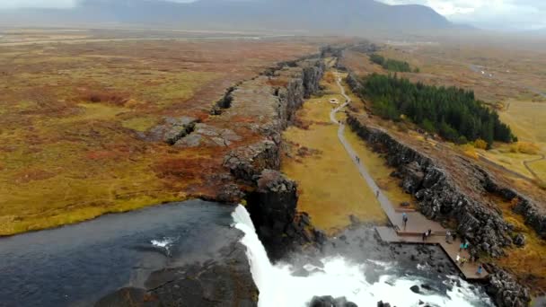 Widok z lotu ptaka jesienny krajobraz Islandii, skalisty kanion z wodospadem, Thingvellir — Wideo stockowe