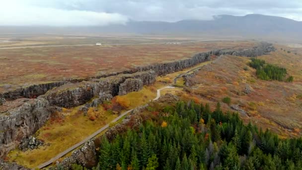 Höstlandskap på Island, stenig ravin på bakgrunden av berget, drönare skott — Stockvideo
