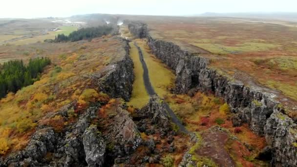 Parque Nacional do Canyon Thingvellir, Islândia vista para os pássaros, dia de outono — Vídeo de Stock