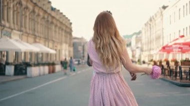 Genç mutlu kadın şehir sokak boyunca erkek arkadaşları el yol açar