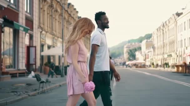 Lovers man and woman cross road in city center, summer day — Stock Video