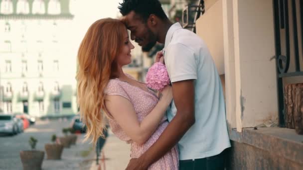 Fiatal pár szerelmes állandó és gyengéden hozzábújva az utcákon az európai városok — Stock videók