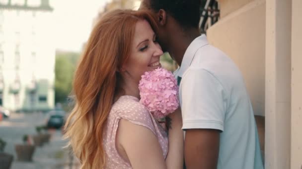 Pareja joven enamorada de pie y tiernamente acurrucada en las calles de las ciudades europeas — Vídeos de Stock