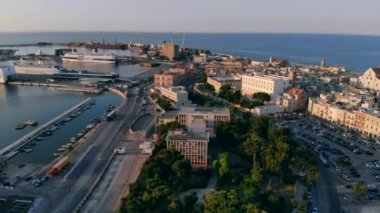 Bari, İtalya - 20 Haziran 2019. Şehir limanının havadan görüntüsü, demirli feribotlar yükleniyor.