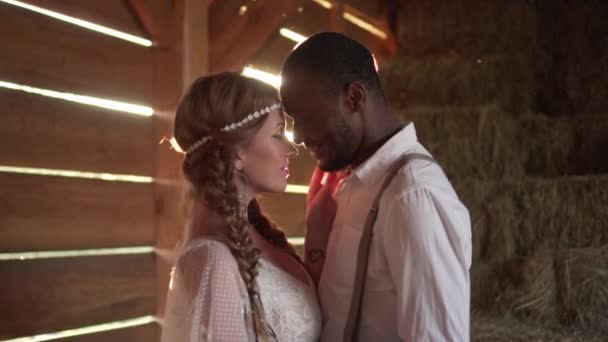 Mariés dans le style de câlin boho.