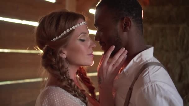 Mariés dans le style de câlin boho.