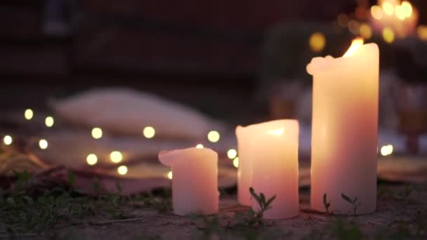 보케를 배경으로 촛불을 켜는 모습. — 비디오