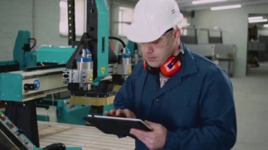 CNC makinesinin operatörü.