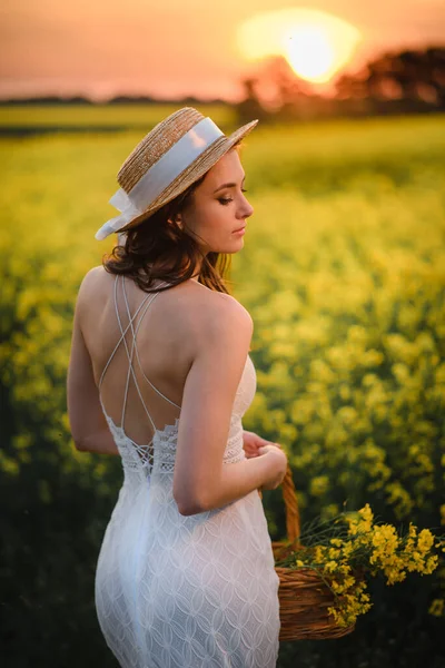 Schöne Frau in einem blühenden Feld. — Stockfoto
