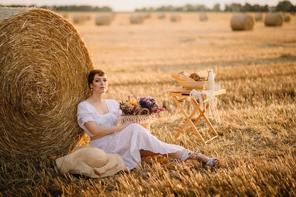 Beautiful woman on a mown field. — Stock Photo, Image