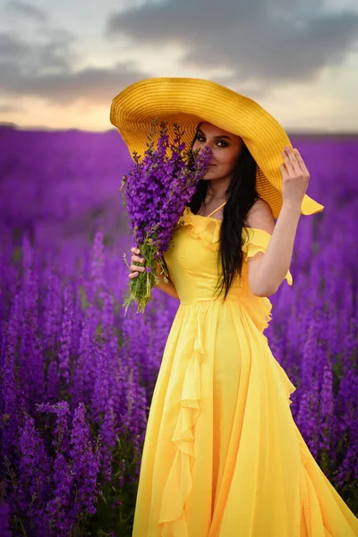 黄色のドレスの女性の夏の肖像画. — ストック写真