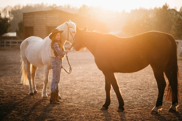 Woman farmer works with horses. — Stock Photo, Image