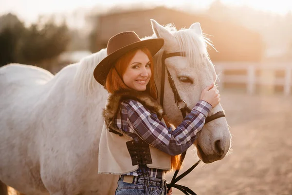 A woman stroking a horse at a ranch. — Stock Photo, Image