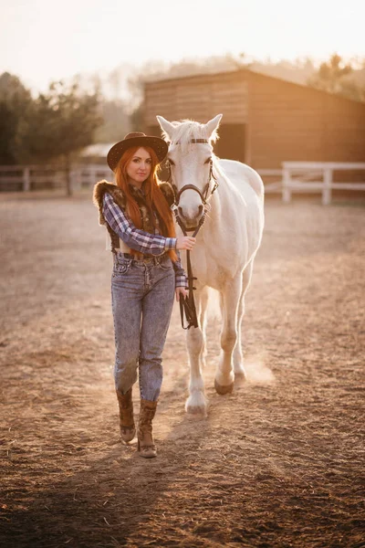Kvinnlig bonde arbetar med hästar. — Stockfoto