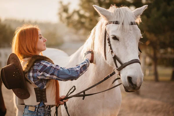 Woman farmer works with horses. — Stock Photo, Image