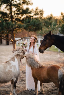 Çiftlikte mutlu gelin.